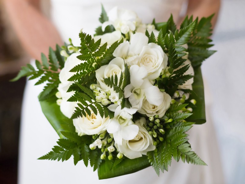 Белые розы в романтичном букете невесты