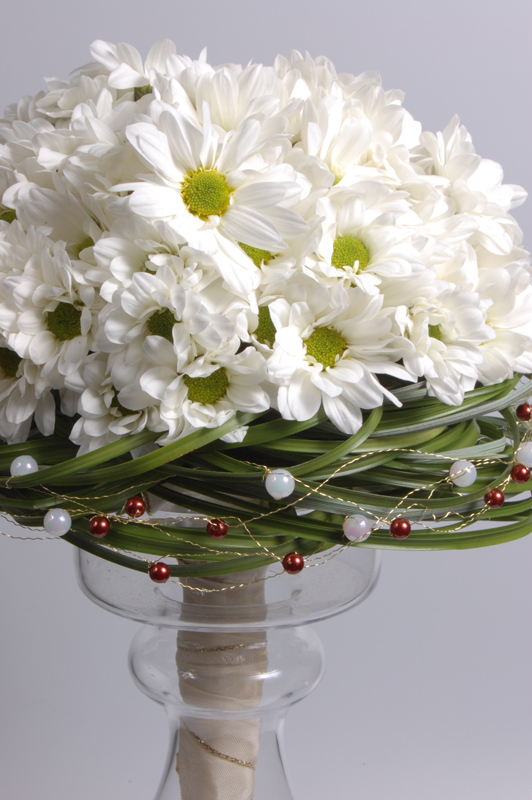 Свадебный букет из белых хризантем