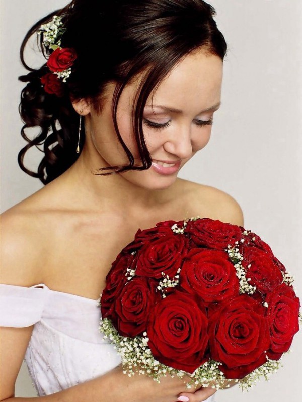 Классический букет невесты из красных роз