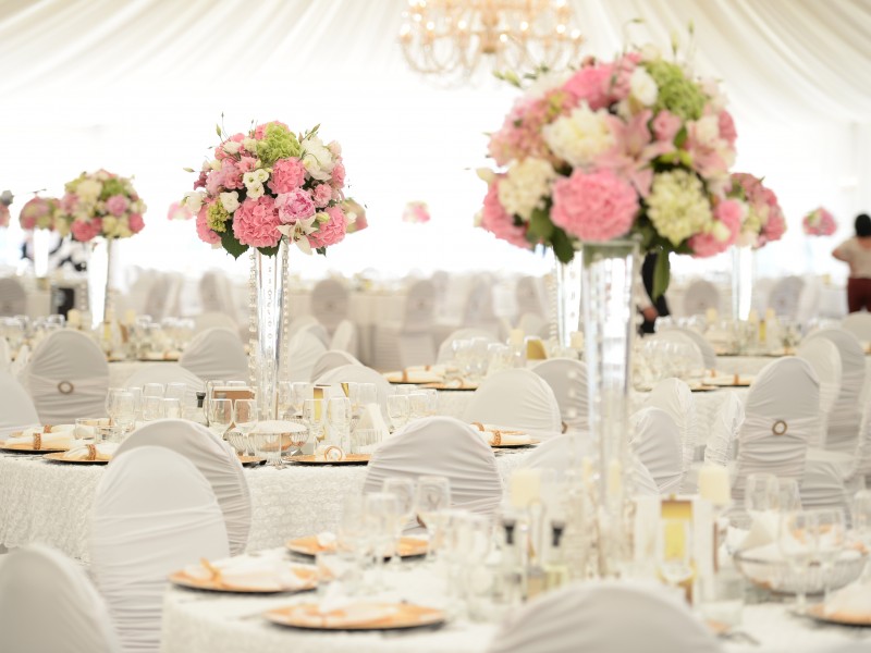 Стол для гостей с нежно-розовыми цветами