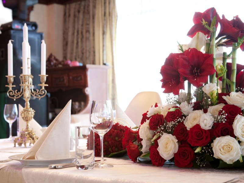 Стол для гостей с бордовыми и белыми розами