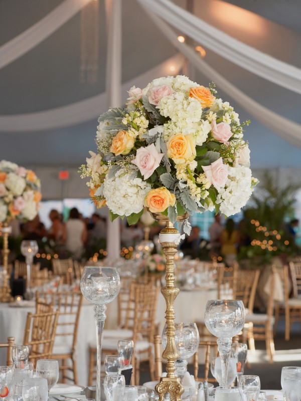 Стол для гостей со светлыми цветами