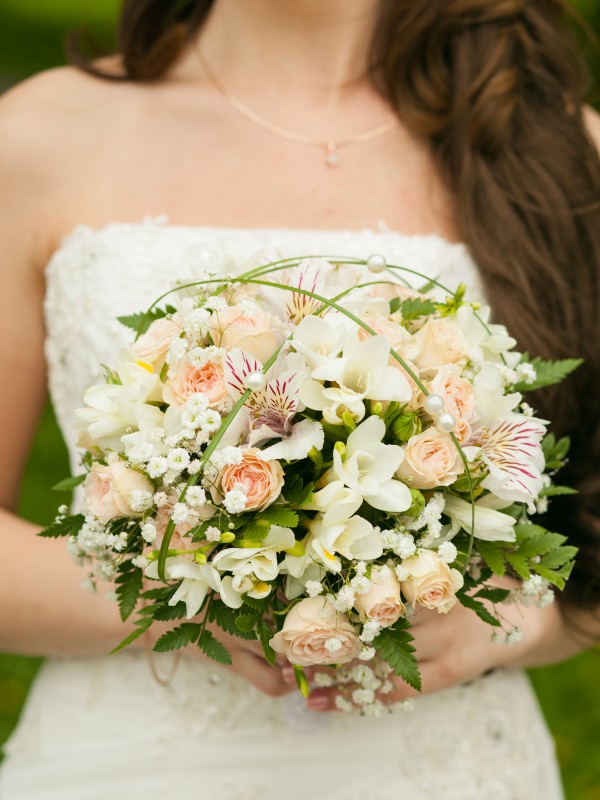 Букет для невесты из роз и лилий
