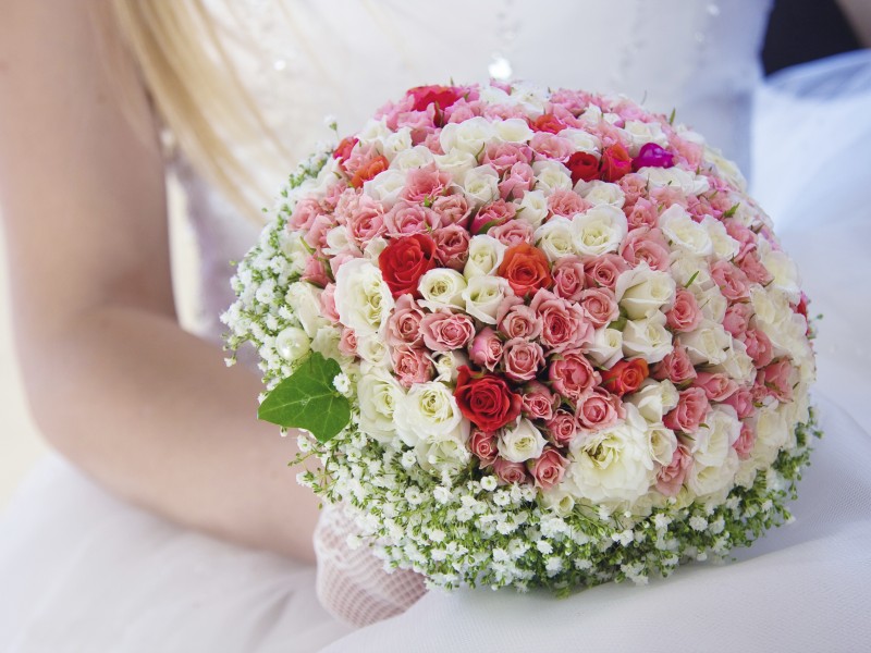 Букет невесты из роз разных цветов
