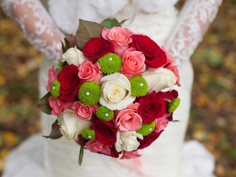 Букет невесты из роз трех цветов
