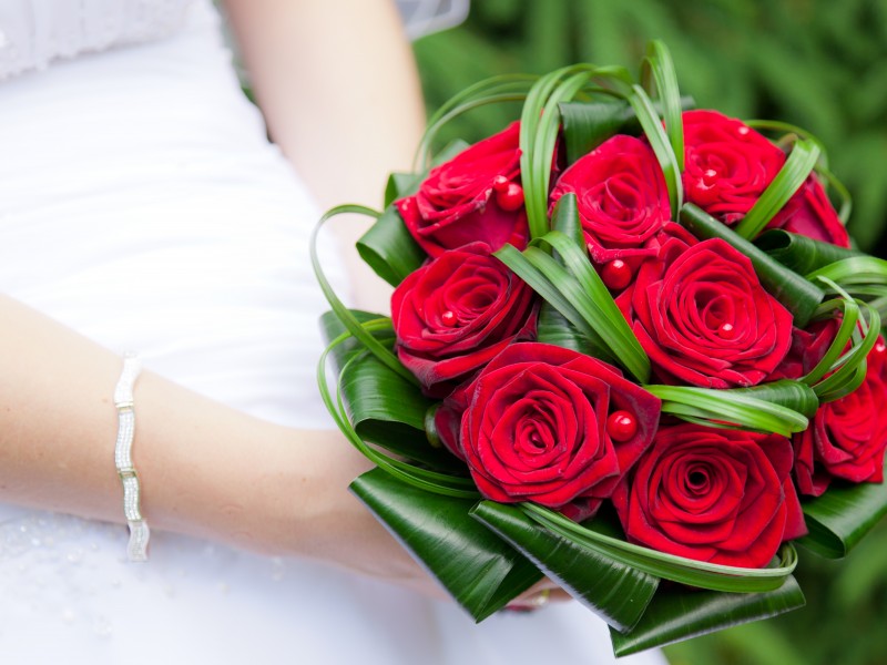 Букет невесты из темно-красных роз