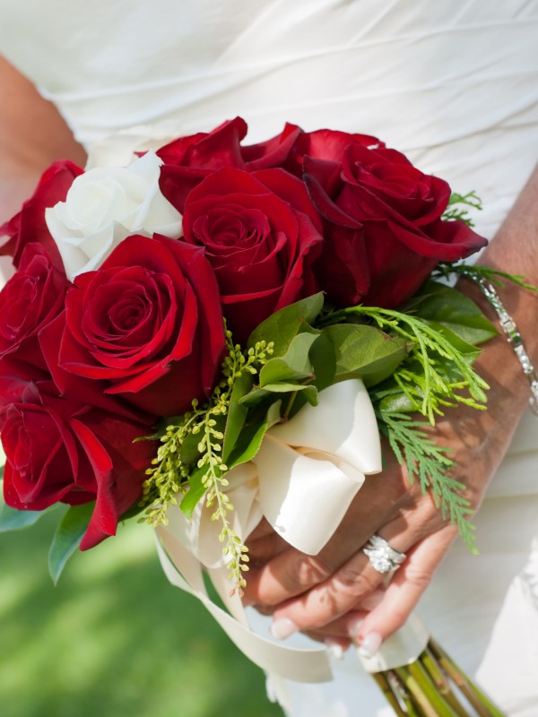 Букет невесты из бордовых и белой розы