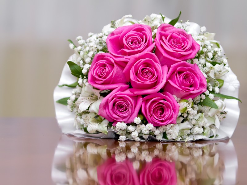 Букет невесты и роз розового цвета