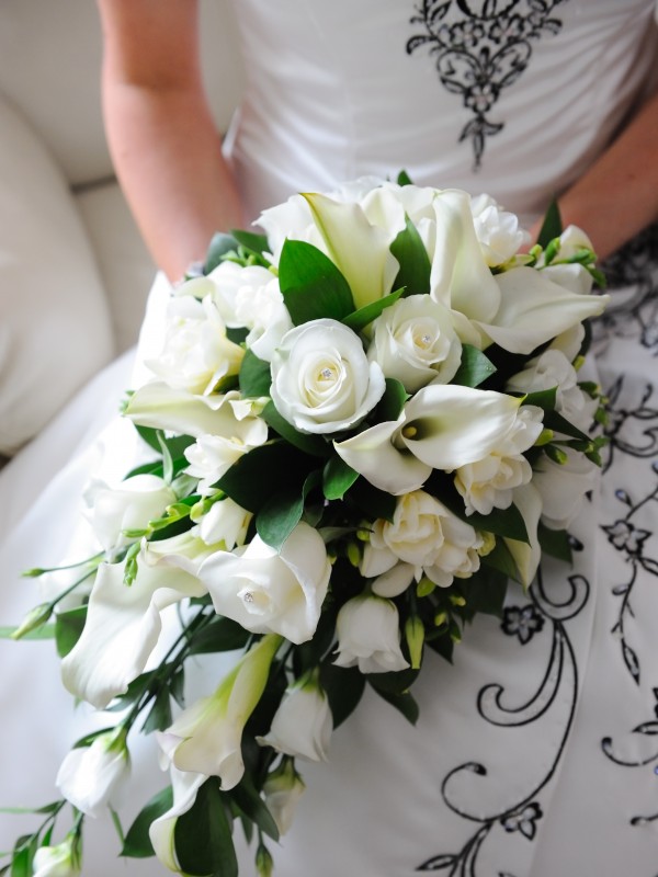 Букет невесты из белых роз и лилий