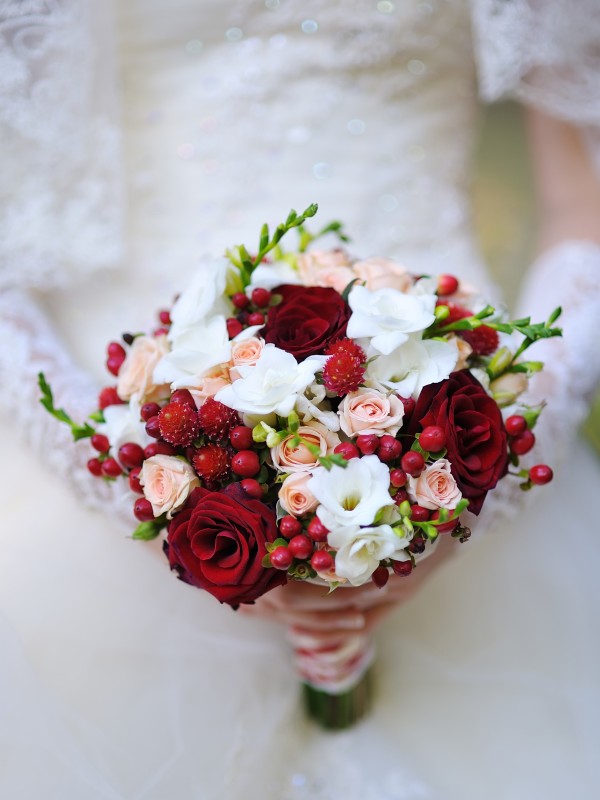 Изысканный букет для свадьбы из роз и фрезий