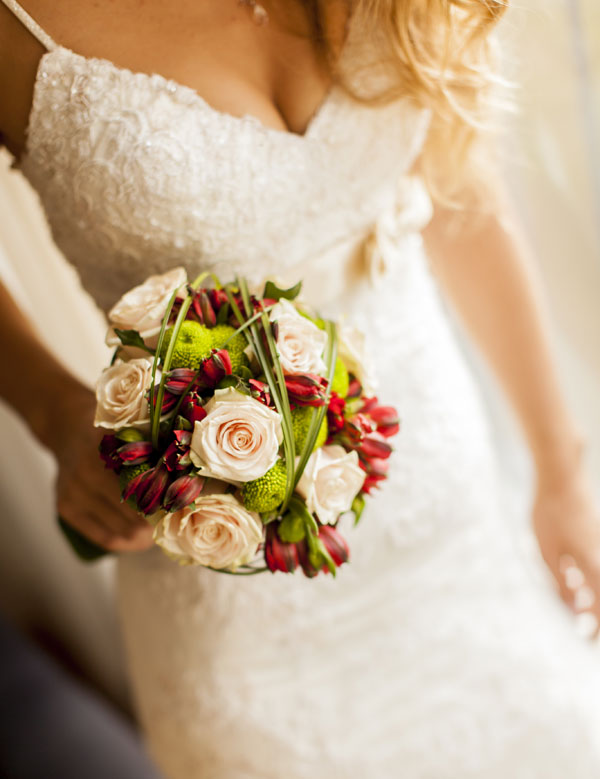 Неповторимый букет невесты  с кремовыми розами