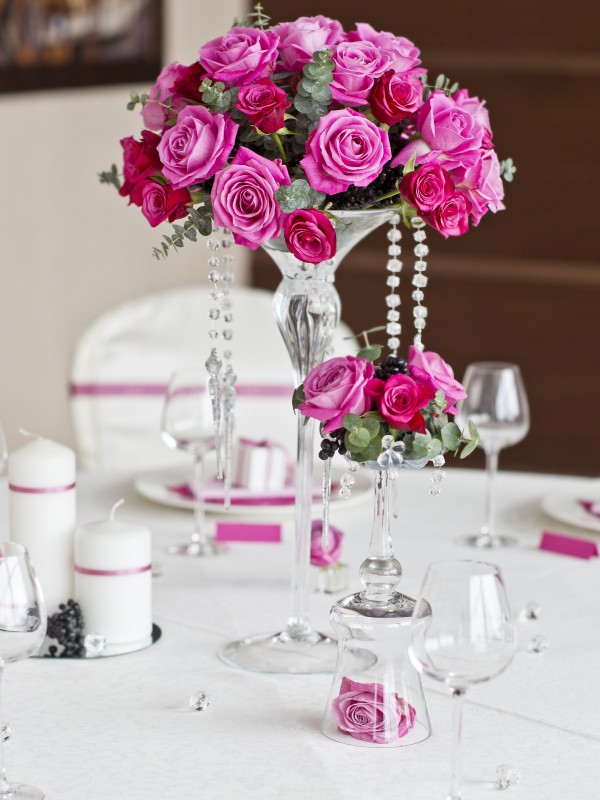 Стол с розовыми розами в вазочке