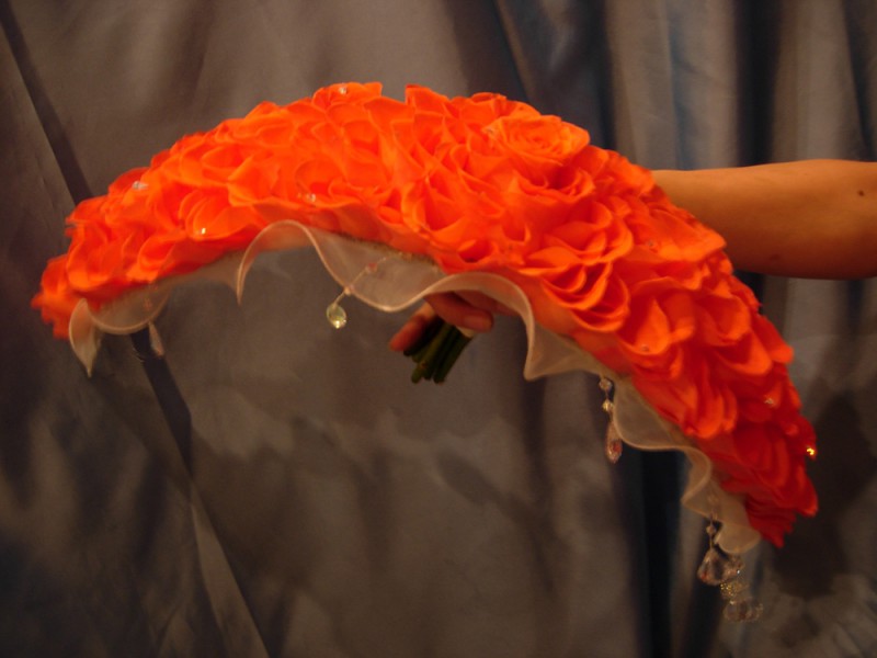 Оранжевый букет невесты с хрустальными подвесками