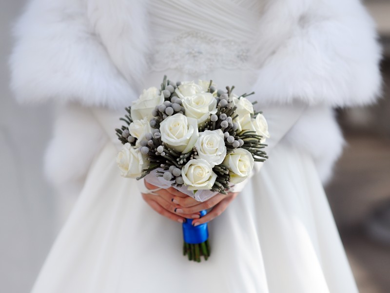 Букет невесты из белой розы на ножке