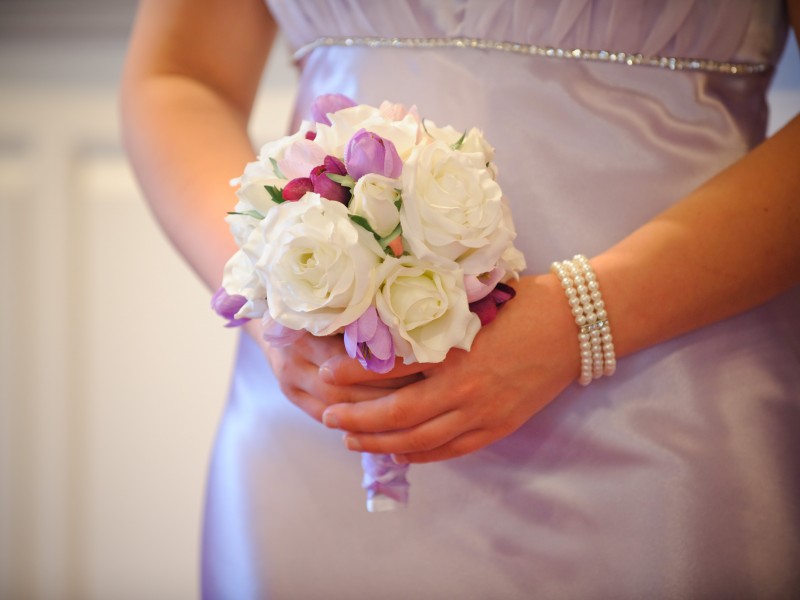 Букет невесты из белых роз и тюльпанов
