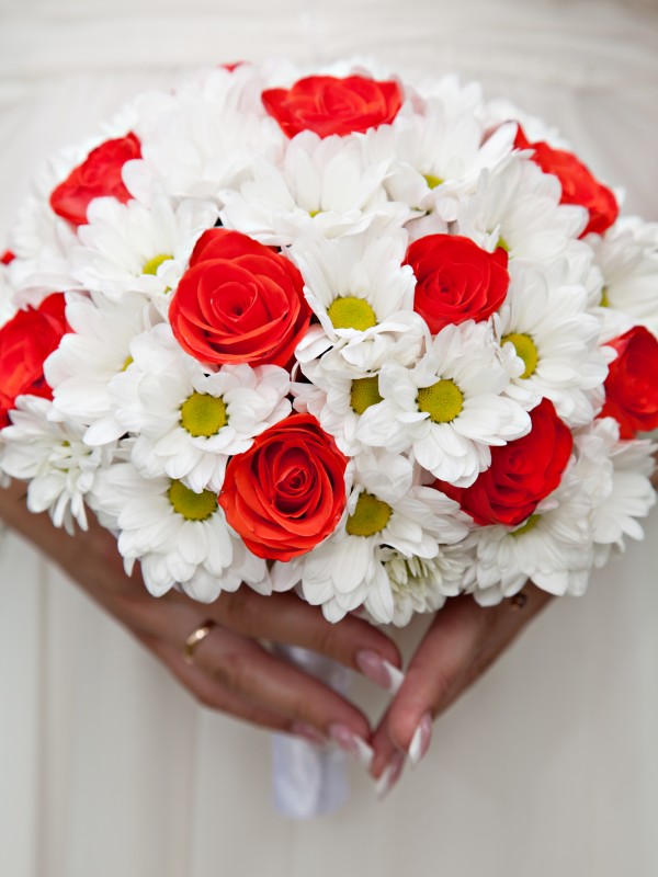 Букет невесты из красных роз и ромашек