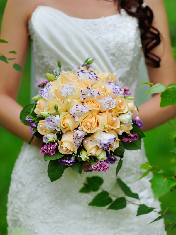 Свадебный букет в желтом цвете с жемчужинами