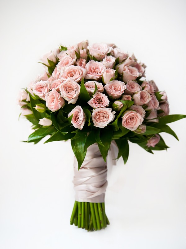 Букет невесты из розовых роз с листьями