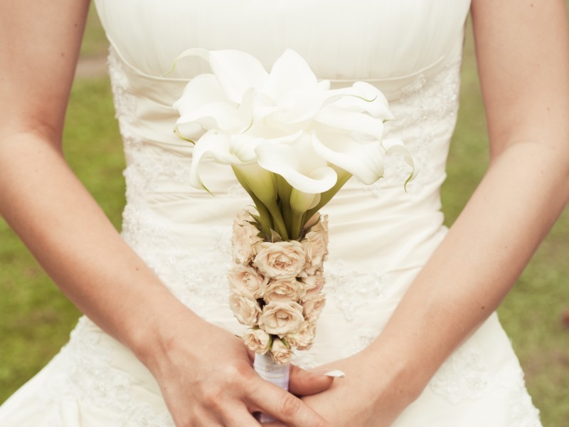 Букет невесты из калл в обрамлении роз