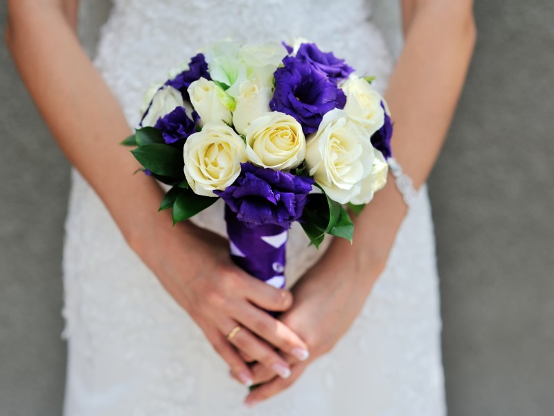 Свадебный букет из фиолетовых и белых цветов