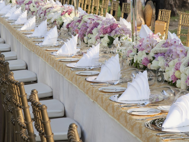Украшение стола для гостей цветами