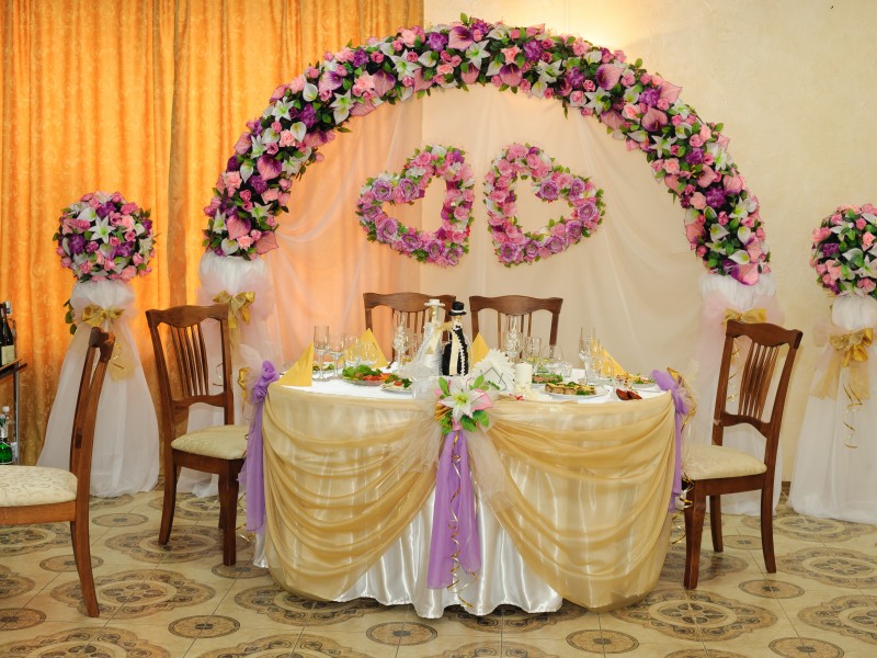 Комплексное украшение цветами стола для молодоженов