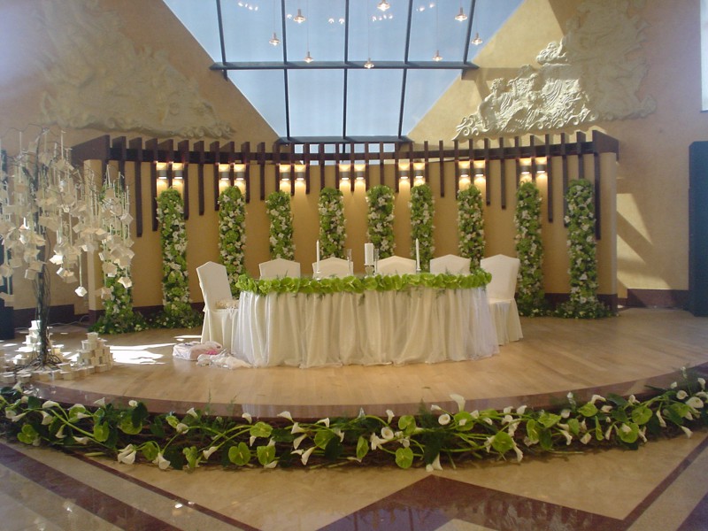 Комплексное украшение зала каллами с листьями
