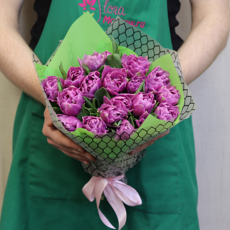Букет из 19 фиолетовых тюльпанов
